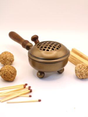 Brasero de metal dorado