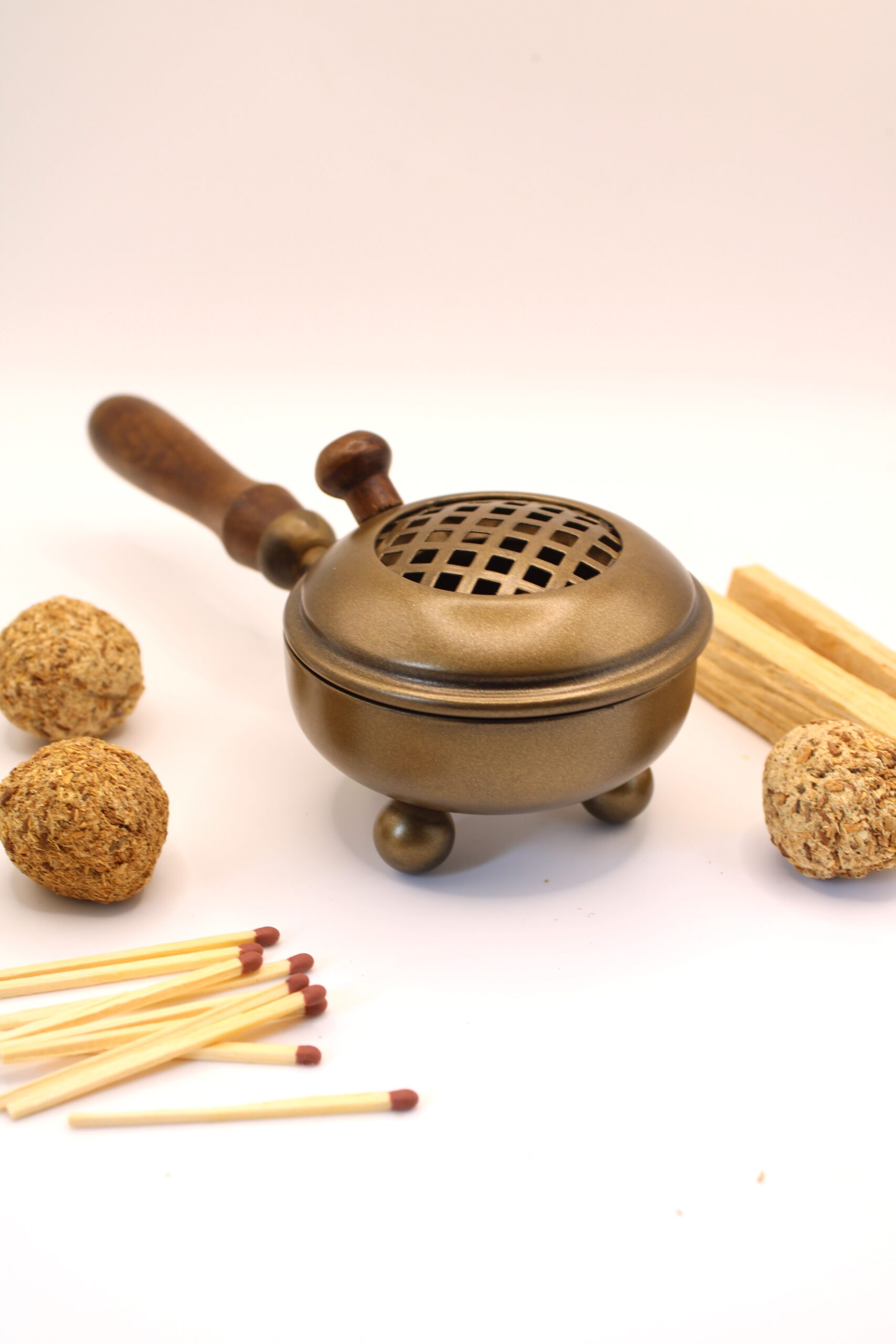 Brasero de metal dorado