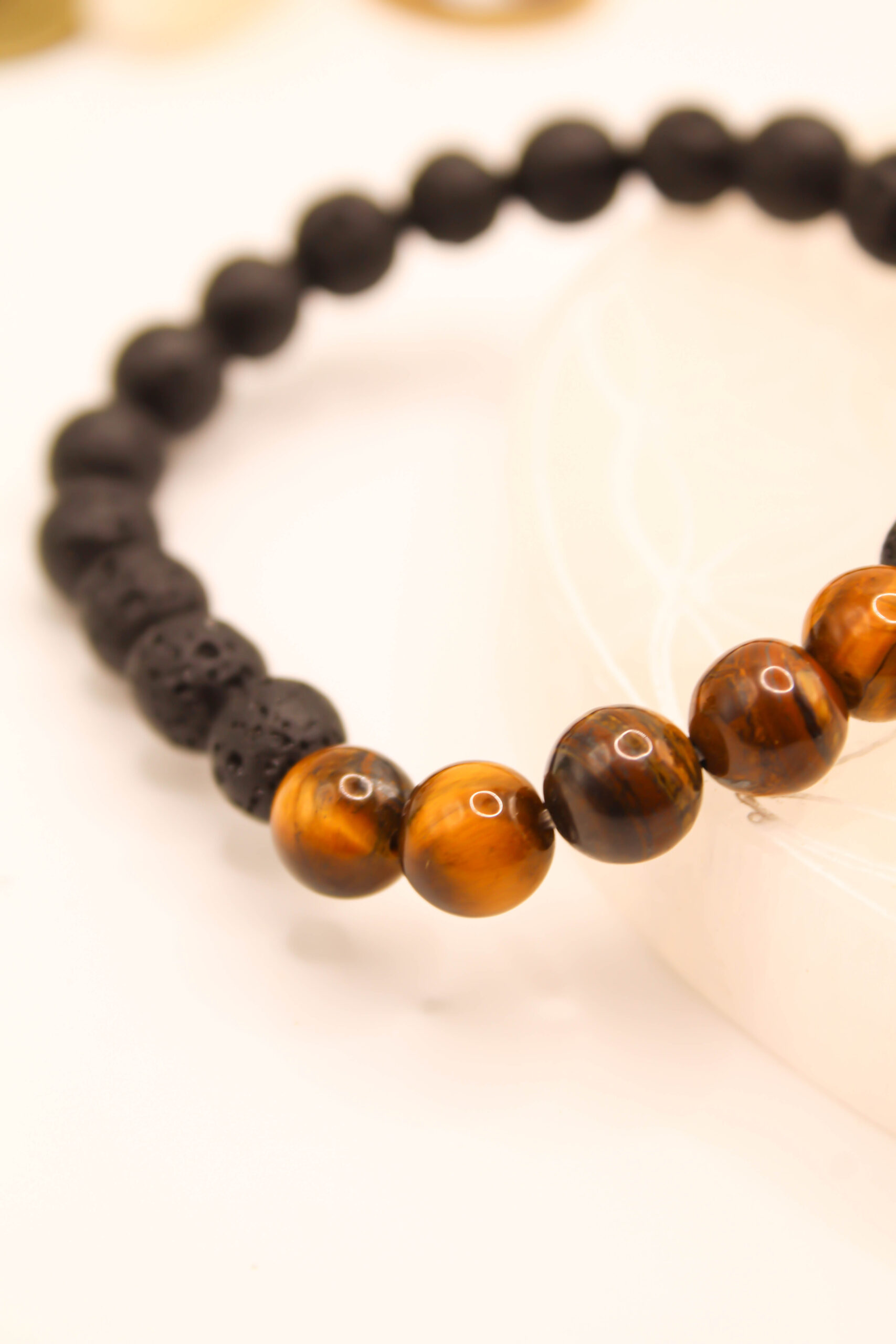 Pulsera de Piedra Volcánica y Ojo de Tigre