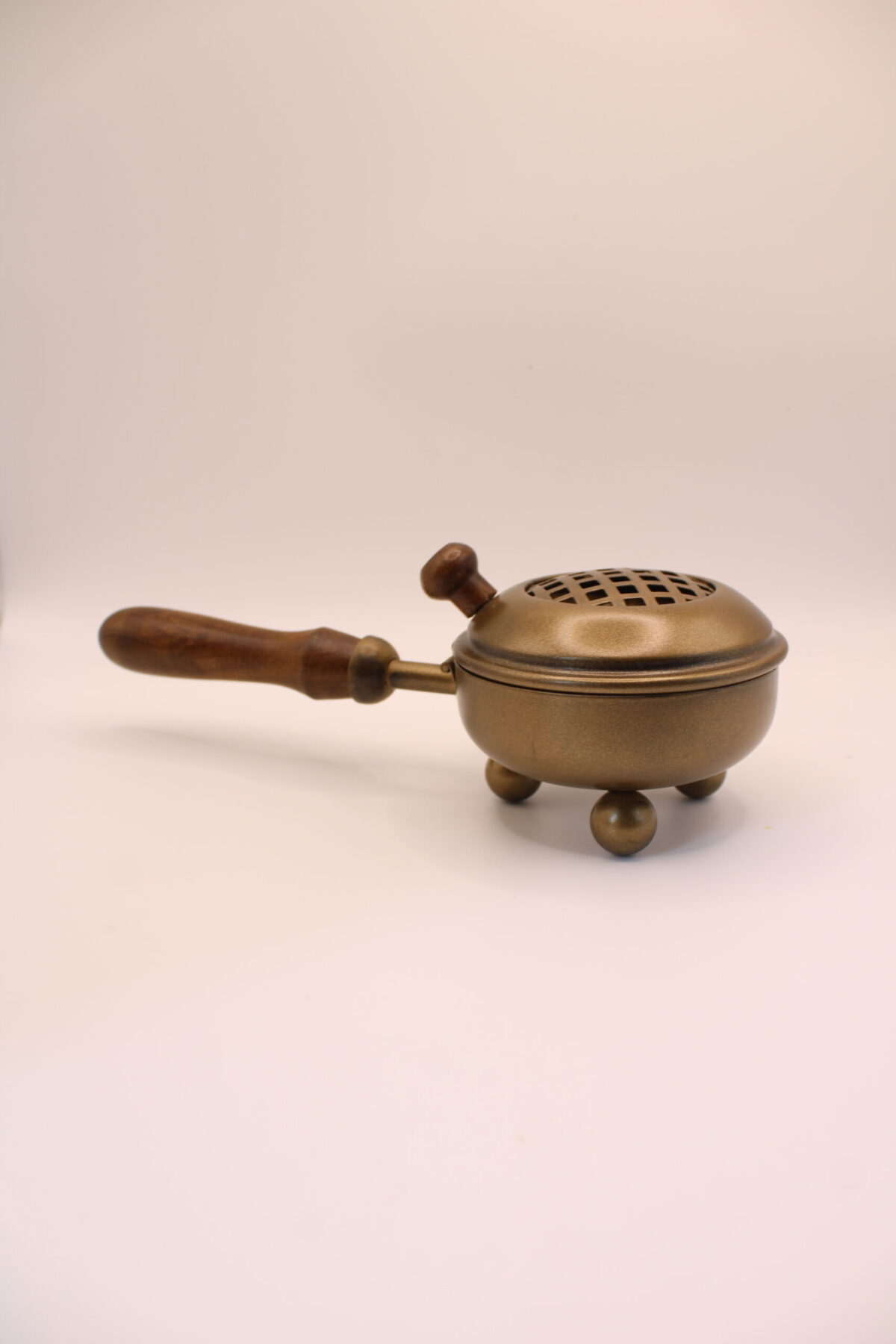 Brasero de metal dorado