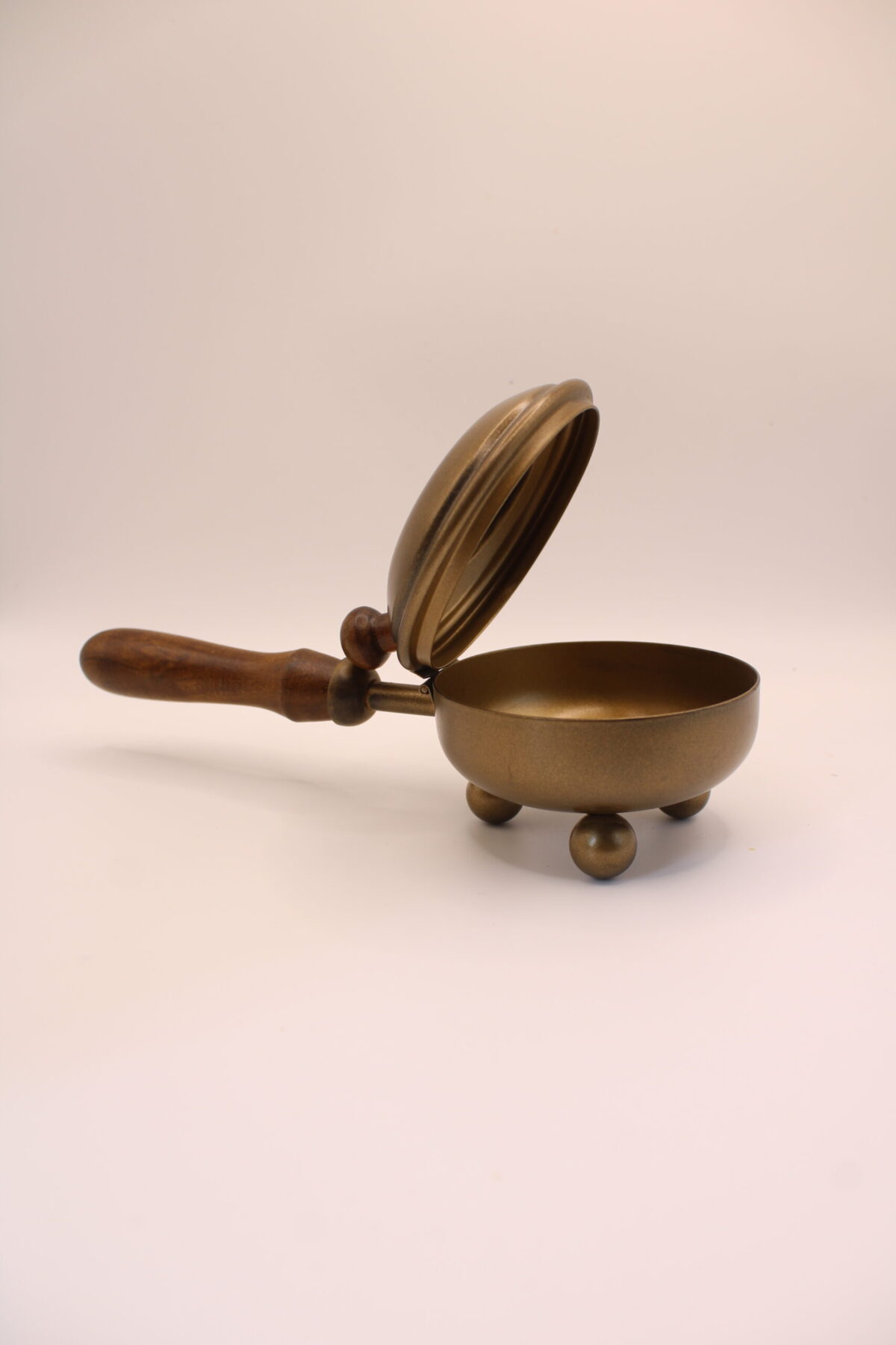 Brasero de metal dorado