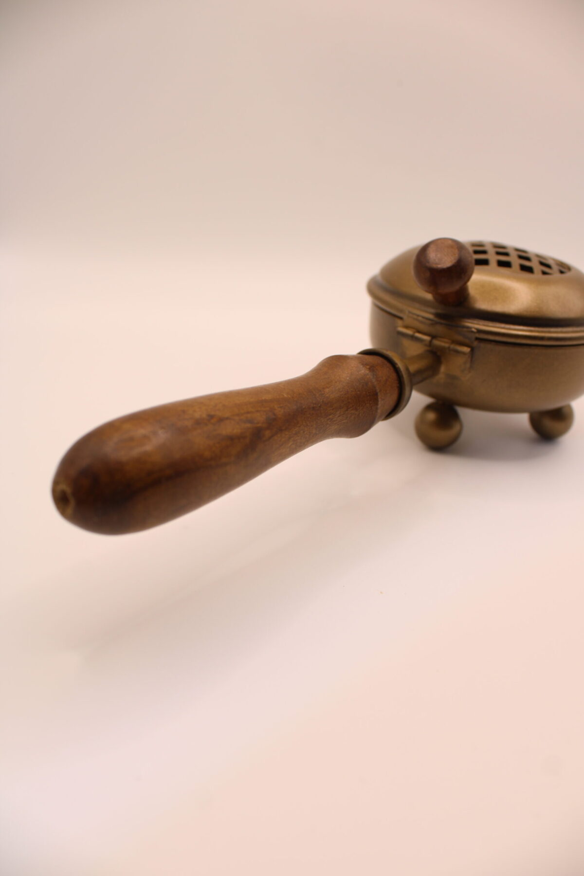 Brasero de metal dorado