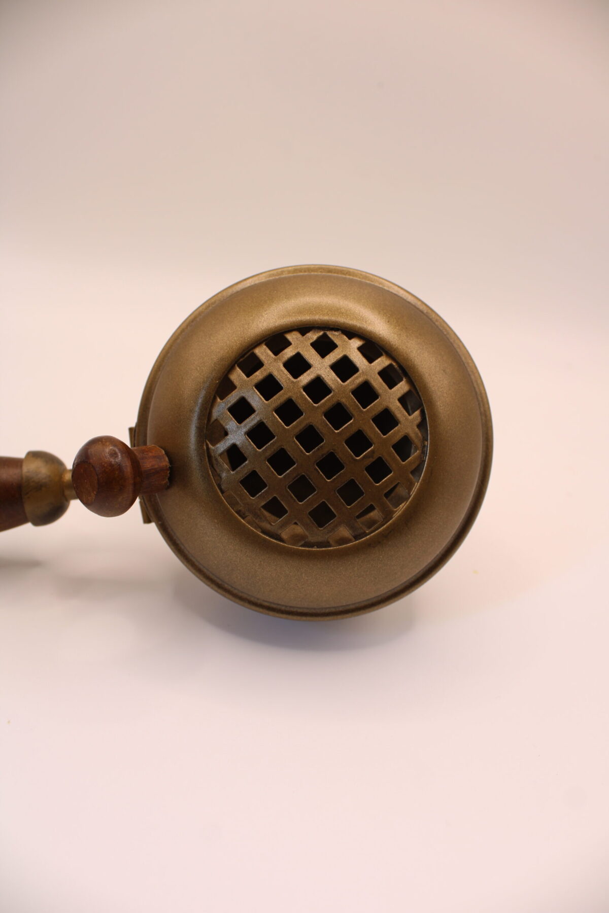 Brasero de metal dorado