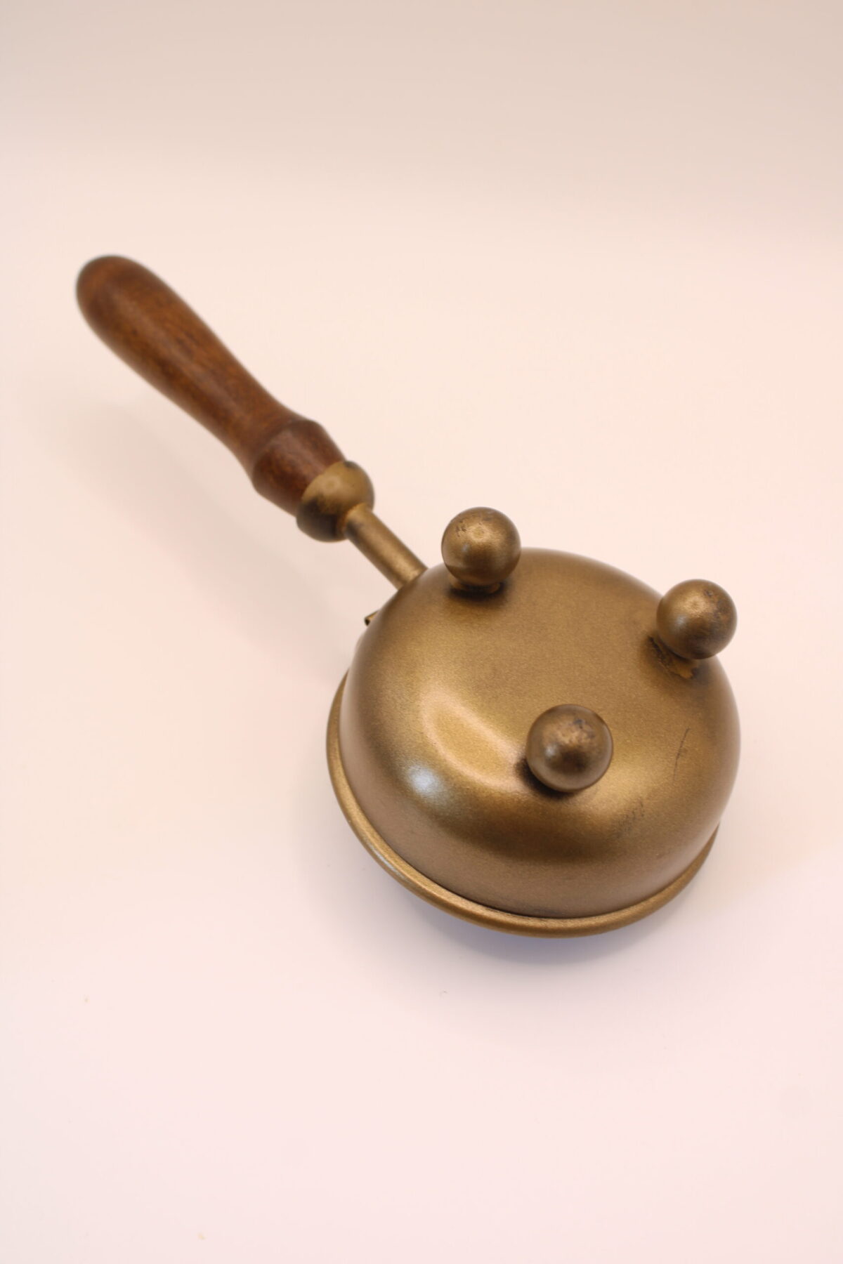 Brasero de metal dorado