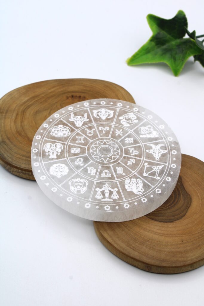 placa de selenita con rueda del zodiaco 10 cm para limpiar cristales